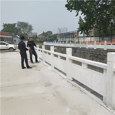 花岗岩石栏杆和青石栏杆的照片对比