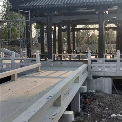 公园里的石栏杆像走进梦一样