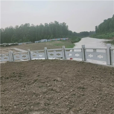 河道水利石栏杆，河岸石护栏照片